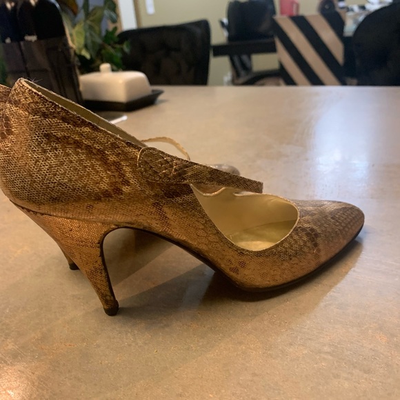 STUART WEITZMAN GOLD METALLIC HIGH HEEL SHOES - Picture 9 of 14